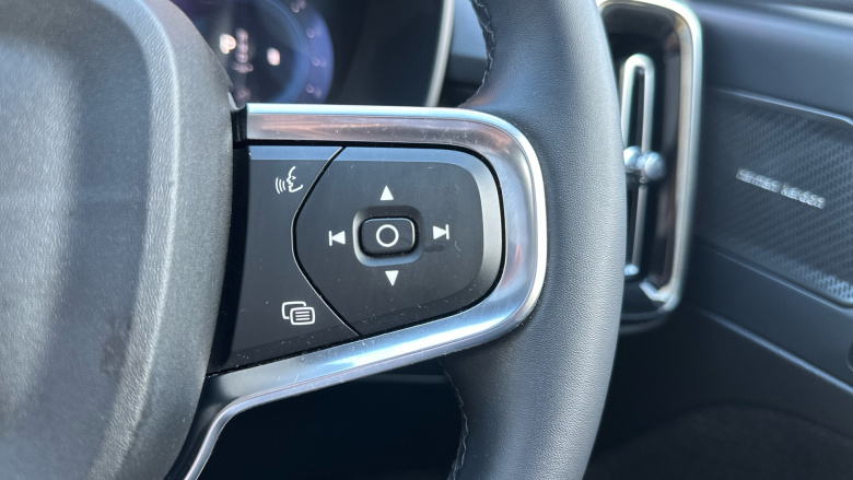 Volvo XC40 2.0 B4P Ultra Dark 5dr Auto Petrol Estate